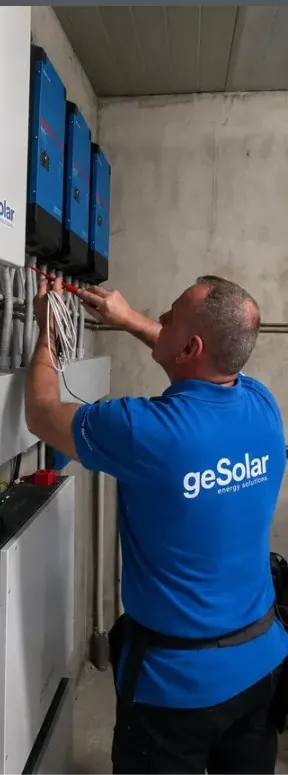 Técnico de geSolar instalando baterías Sigenergy